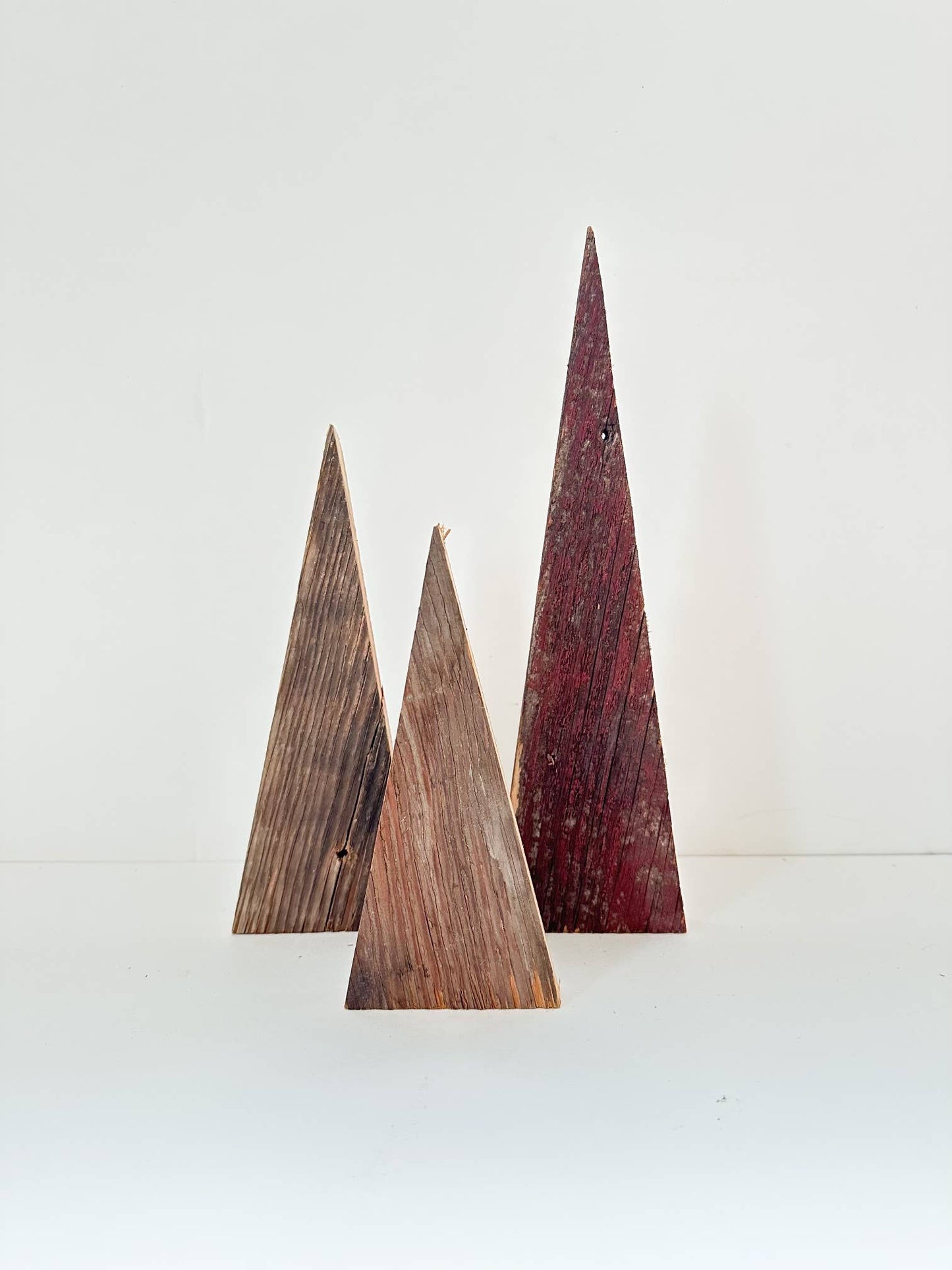 Barnwood Christmas tree - red