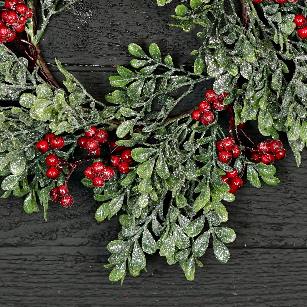 510032- 14in(6)Wreath-Icy Sparkle Boxwood with Red Berry