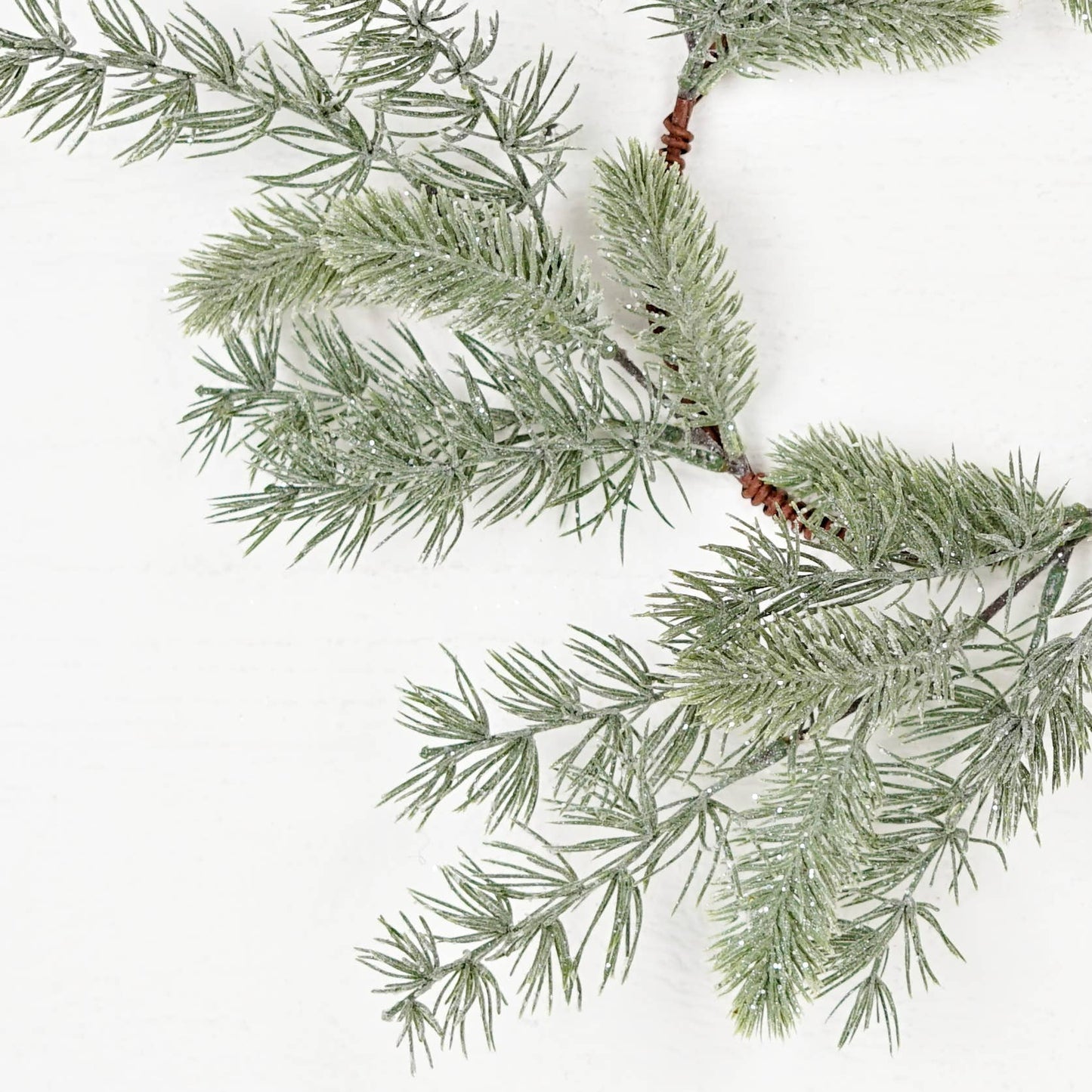 510793- 18in(6.5)Wreath-Icy Sparkle Old World Mix Pines