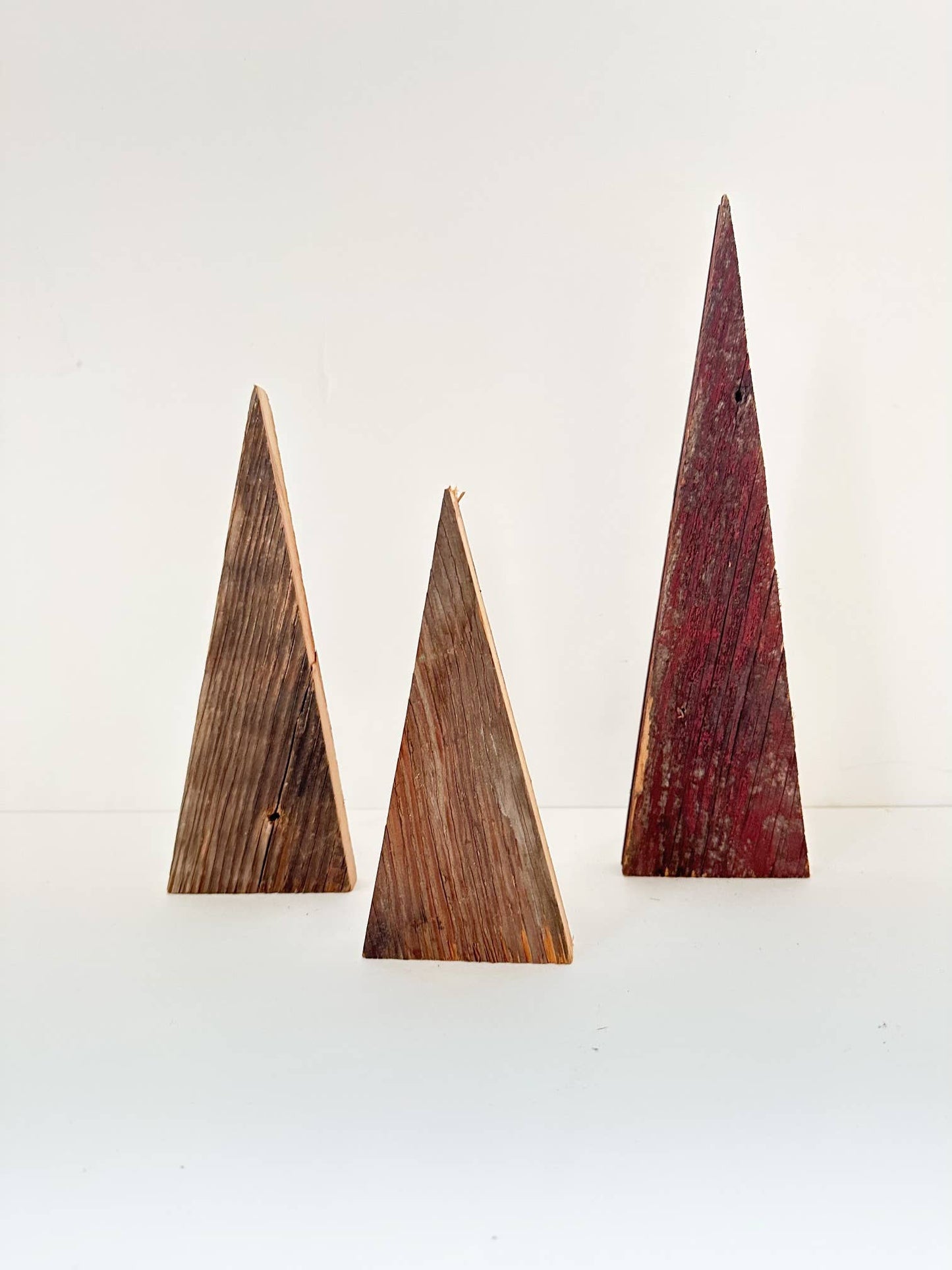 Barnwood Christmas tree - red