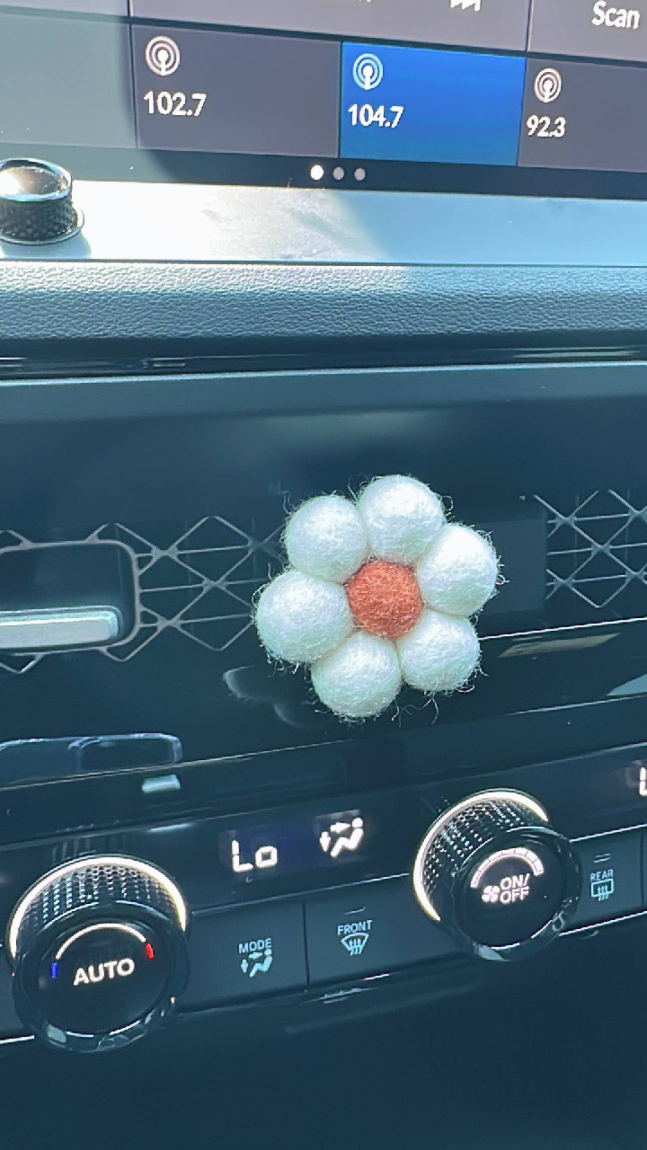 Daisy car vent clip / car diffuser ( REUSABLE)