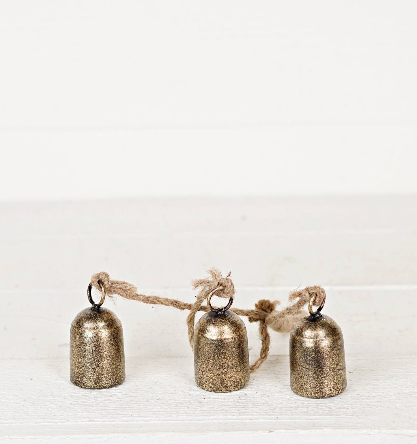 570526- 13inL Swiss Cowbell Cluster-Brushed Gold-3pcs 3Lx1.5
