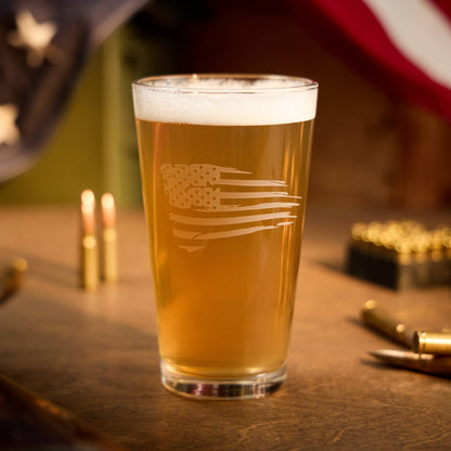 Distressed Flag Pint Glass – Sand Carved (16oz)