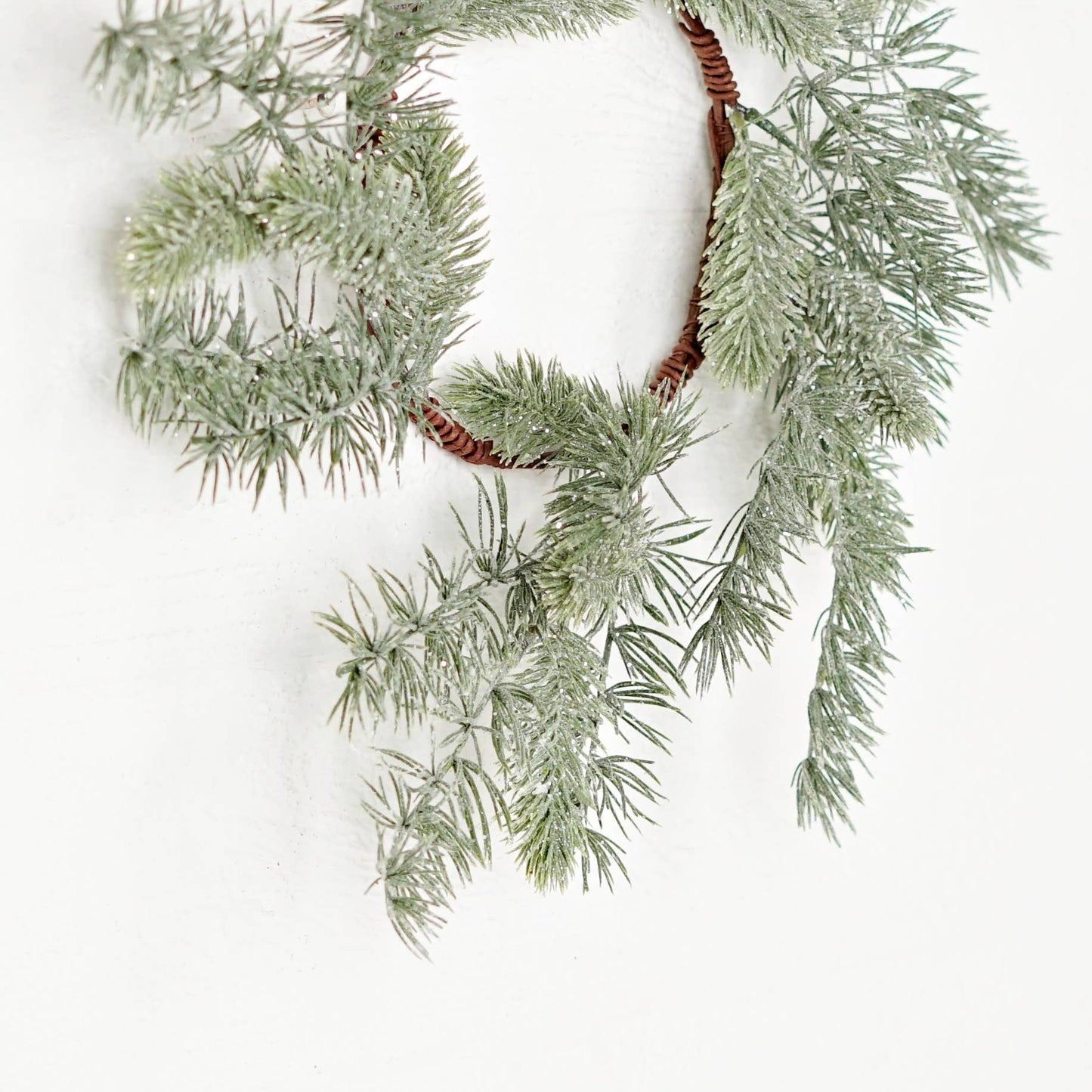 510793- 18in(6.5)Wreath-Icy Sparkle Old World Mix Pines