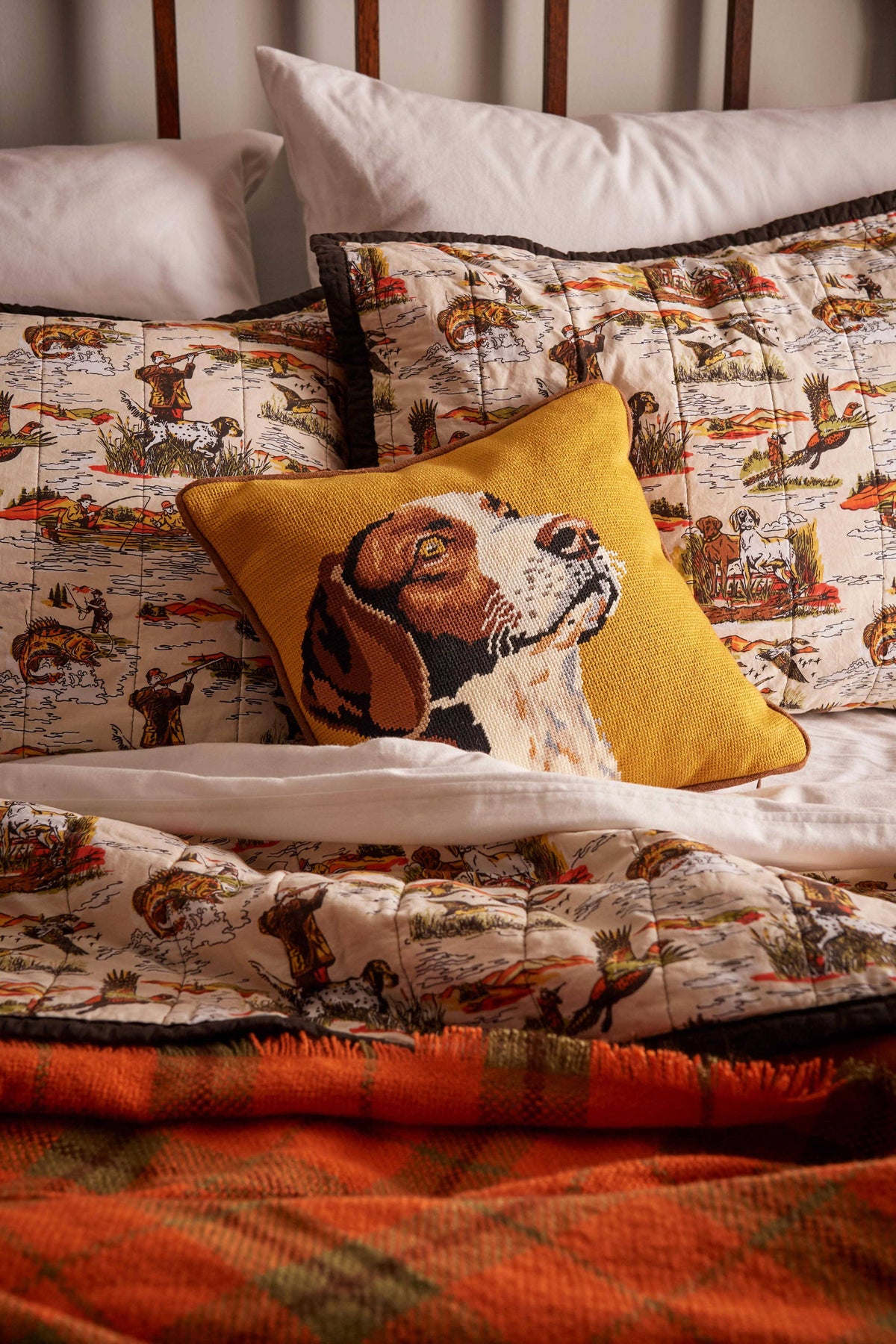 CAMP WANDAWEGA HUNTING DOG EMBROIDERED PILLOW - Camp W