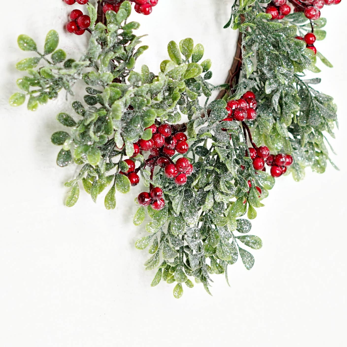 510032- 14in(6)Wreath-Icy Sparkle Boxwood with Red Berry