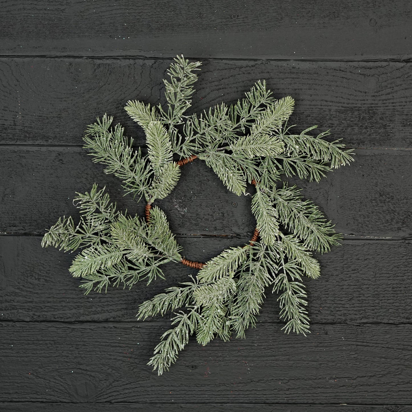 510793- 18in(6.5)Wreath-Icy Sparkle Old World Mix Pines