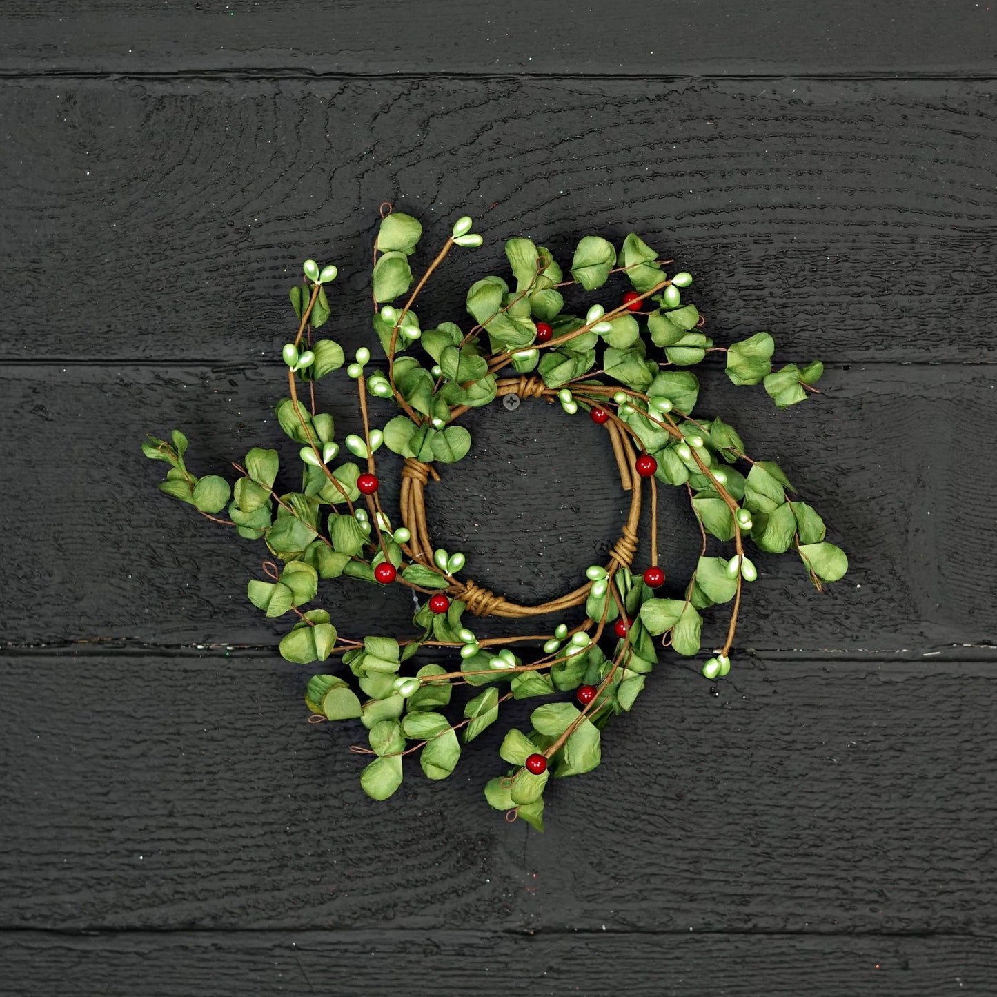 510533- 4in(11) Ring-Ruffled Green Boxwood Leaves with Berry